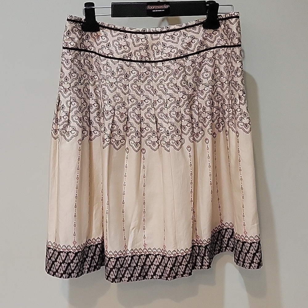 Ann Taylor LOFT petites skirt.   Pleated flair.  100% cotton.  Size is 6P.